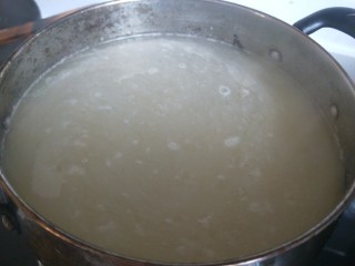 4、鸡肉山药粥,锅中烧开水放入小米熬制。