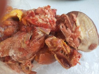 5、鸡肉山药粥,我用的是土鸡先解冻。