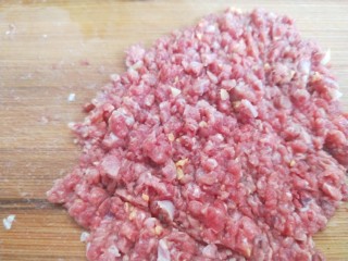 8、鸡肉山药粥,切丁剁碎。