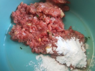 9、鸡肉山药粥,放入碗中加入淀粉。