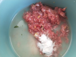 10、鸡肉山药粥,加入料酒，少许水。