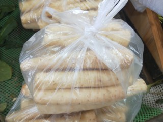 12、鸡肉山药粥,山药只用一节去皮。