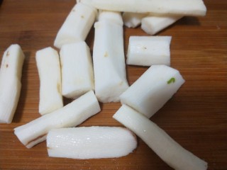 13、鸡肉山药粥,洗干净切成小丁放入锅中。