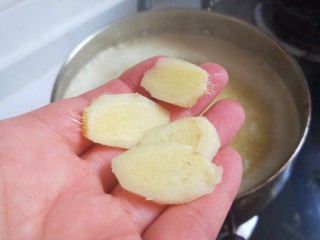 14、鸡肉山药粥,加入姜片。