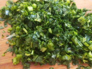 16、鸡肉山药粥,菠菜剁碎。