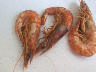 17、鸡肉山药粥,熟虾去皮去头。