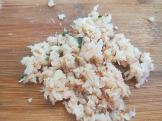 18、鸡肉山药粥,在剁成虾泥。