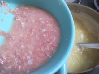 19、鸡肉山药粥,粥熬制粘稠倒入鸡肉末。