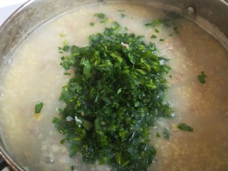 21、鸡肉山药粥,在放入菠菜末。