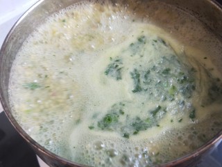 22、鸡肉山药粥,锅开关火，放入适量盐，白胡椒。