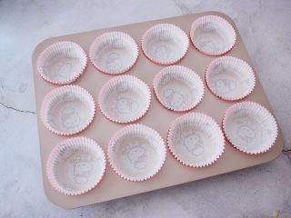2、棉花纸杯蛋糕,模具放入纸托备用