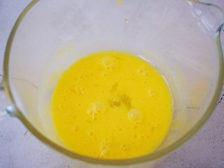 7、棉花纸杯蛋糕,3个蛋黄加一个全蛋搅打均匀