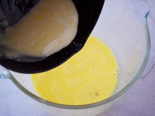 9、棉花纸杯蛋糕,把晾凉的面糊加入蛋黄中