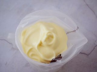 17、棉花纸杯蛋糕,装入裱花袋中