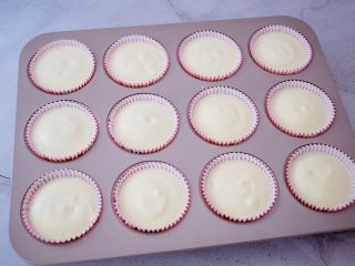 18、棉花纸杯蛋糕,把蛋糕糊挤入纸托中