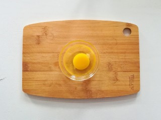 2、豇豆鸡蛋煎饼,鸡蛋磕开