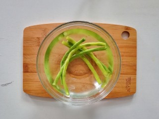 6、豇豆鸡蛋煎饼,捞出过凉水
