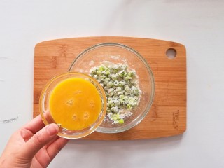 9、豇豆鸡蛋煎饼,倒入蛋液搅拌均匀