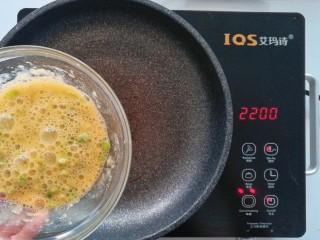 11、豇豆鸡蛋煎饼,倒入面糊