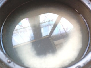 2、番茄丝瓜补钙粥,砂锅中加入水，放入淘洗好的大米