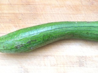 4、番茄丝瓜补钙粥,取丝瓜