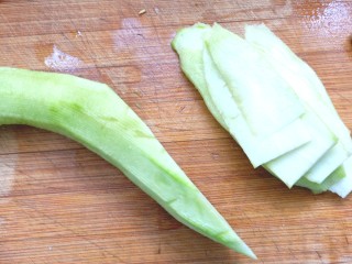 5、番茄丝瓜补钙粥,去皮洗净切片，在改刀切碎备用