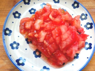 8、番茄丝瓜补钙粥,切碎备用