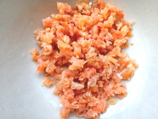 10、番茄丝瓜补钙粥,切碎备用