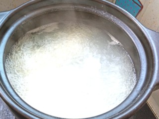 12、番茄丝瓜补钙粥,水开后，抄底搅拌均匀