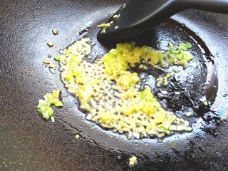 15、番茄丝瓜补钙粥,下入葱姜爆香