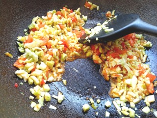 17、番茄丝瓜补钙粥,放入丝瓜碎翻炒片刻