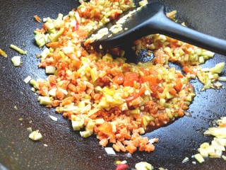 18、番茄丝瓜补钙粥,放入虾米，少许盐翻炒均匀