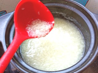 19、番茄丝瓜补钙粥,粥熬好，下入炒好的丝瓜番茄搅拌均匀