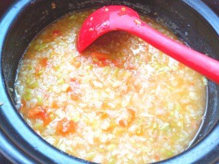 20、番茄丝瓜补钙粥,盖上盖子焖1分钟，关火即可。