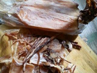 1、电饭锅版(香菇鱿鱼尾骨汤),鱿鱼干洗净，切条，香菇洗净，对半切开备用。