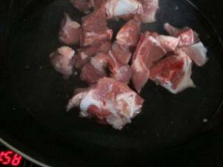 2、电饭锅版(香菇鱿鱼尾骨汤),将尾骨捞一下，过冷水洗净，或者直接多清洗几次，放入电饭锅中。