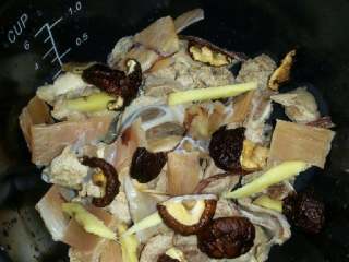 3、电饭锅版(香菇鱿鱼尾骨汤),如图，所有材料放入电饭锅，加入几片姜丝，少许料酒。