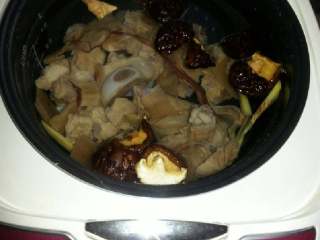 4、电饭锅版(香菇鱿鱼尾骨汤),将清水倒入电饭锅，按下快煮键，或者按煮粥\汤键，盖上煮开，继续煮半小时左右。