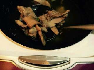 5、电饭锅版(香菇鱿鱼尾骨汤),最后倒入几滴料酒，适量味精，盐巴，调味即可食用啦！