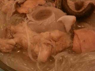 6、电饭锅版(香菇鱿鱼尾骨汤),如图，我是拿炖好的汤，加入粉丝煮开吃的哦！