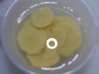 1、完美便当方程式「13」,土豆去皮洗净，切成片。在淡盐水中浸泡5分钟