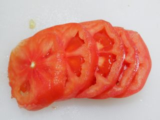 2、完美便当方程式「13」,将番茄洗净切成片备用。 