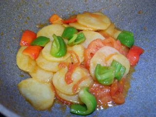 6、完美便当方程式「13」,加入盐，白糖，鸡精，翻炒均匀，出锅装盘即可。