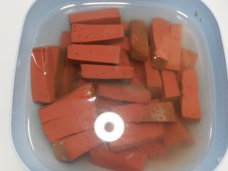 9、完美便当方程式「13」,猪血切成小块，放水中浸泡片刻