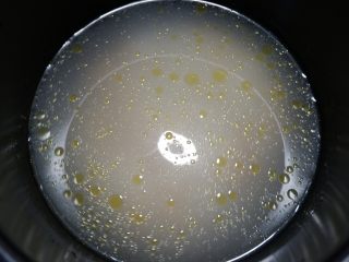 11、完美便当方程式「13」,淘洗好的米中加入足量的清水，然后依次加入干贝，食用油，细盐，搅拌均匀，电饭煲启动常规煮粥模式，大约30分钟。 