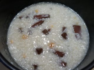 13、完美便当方程式「13」,继续放入电饭煲选择收汁功能，在将锅内食材煮开即可。完成