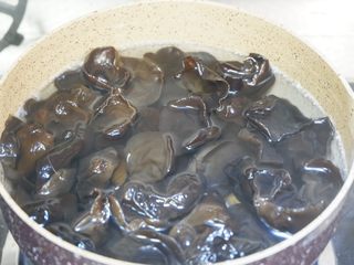 16、完美便当方程式「13」,木耳放水中泡发好。锅中烧开水。将木耳焯水1分钟取出沥干水。