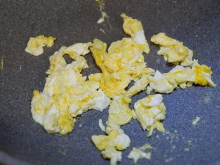 17、完美便当方程式「13」,锅内热油下入蛋液。翻炒至凝固后，