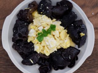 18、完美便当方程式「13」,加入木耳，加入盐，鸡粉（可选），少许清水，翻炒均匀即可。