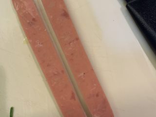 2、鸡蛋饼,火腿对半切